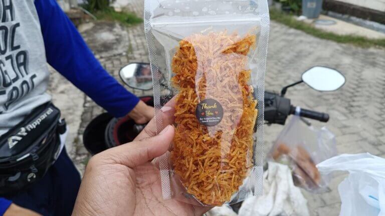 Dari Warga untuk Warga, Danu Bantu Pasarkan Camilan Kering UMKM