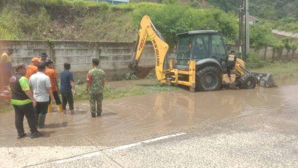 Drainase Tersumbat, Eva Dwiana Kerahkan Satgas dan Alat Berat di Jalur By Pass