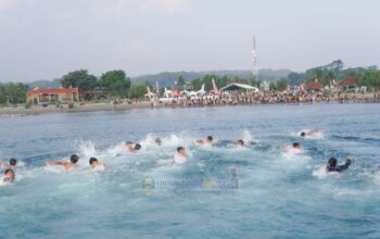 Hari Kedua Festival Teluk Stabas VI Meriah, Bupati Dedi Irawan Ikut Lomba Berenang