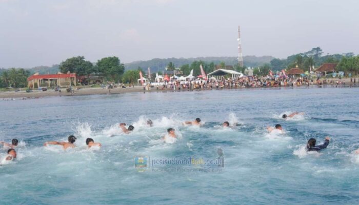 Hari Kedua Festival Teluk Stabas VI Meriah, Bupati Dedi Irawan Ikut Lomba Berenang