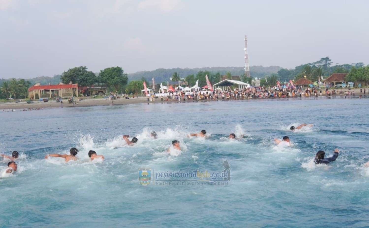 Hari Kedua Festival Teluk Stabas VI Meriah, Bupati Dedi Irawan Ikut Lomba Berenang