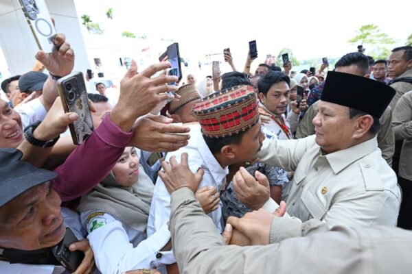 Bendera Merah Putih dan Nuansa Adat Lampung Warnai Penyambutan Presiden Prabowo