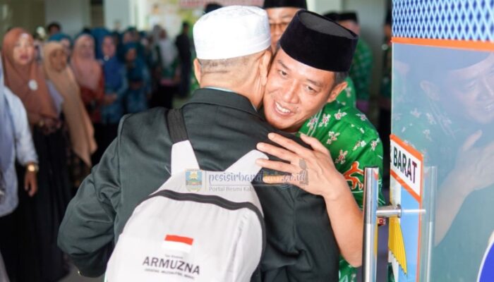 Sambut Jamaah Haji Pesisir Barat, Bupati Dedi Irawan Tekankan Pentingnya Menjaga Kemabruran