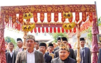 Pengukuhan Raja Setia Muda di Bangkunat Jadi Simbol Regenerasi Kepemimpinan Adat Sai Batin