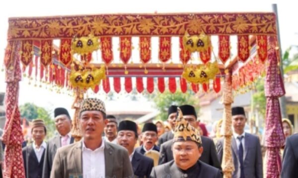Pengukuhan Raja Setia Muda di Bangkunat Jadi Simbol Regenerasi Kepemimpinan Adat Sai Batin